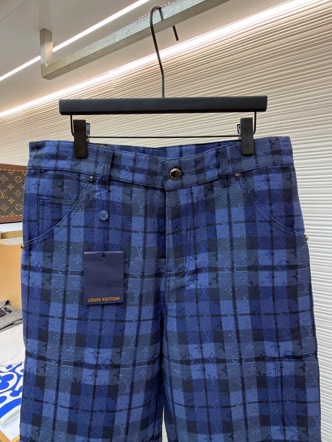 LOUIS VUITTON plaid denim work trousers ●Original version: Purchased and developed for 15950 ●Item number: 1682081-B10 ●Material: cotton fabric ●Technology: jacquard production ●Color: blue ●Version: fitted version ●Weight: about 595 grams ●Size: S-M-L-XL ●Description: This style of denim trousers uses dark and light tones to highlight Monogram and the elegant touches of plaid jacquard. Interior and exterior chest pockets add a touch of style, and an embossed leather label sits at the back. Regular fit 85% cotton, 15% polyester, logo jacquard, pearlescent buttons, thigh patch pockets, back panel pockets, side pockets, rear logo patch. The overall wiring is straight and delicate, the fabric is comfortable and soft, and the color is consistent without color difference. It can be matched with the same style to create a fashionable look and control various occasions. Customized accessories, complete with three standards, same style for men and women!